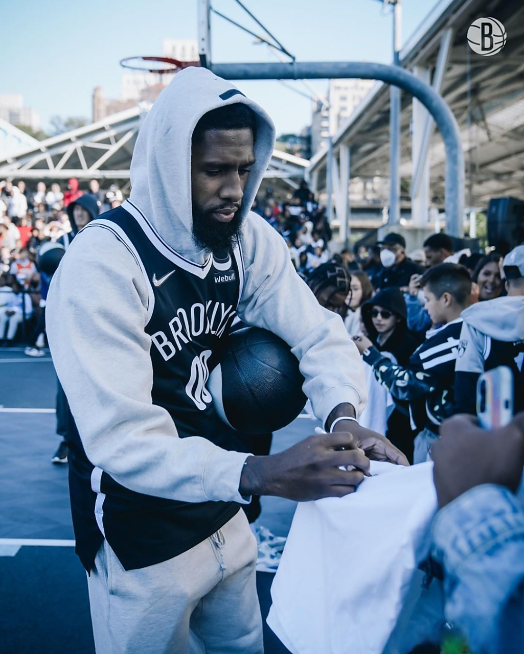 包含摩纳哥训练开放日，国际比赛日外线爆发引欢呼，NBA季后赛在即，阵容厚度经受考验的词条