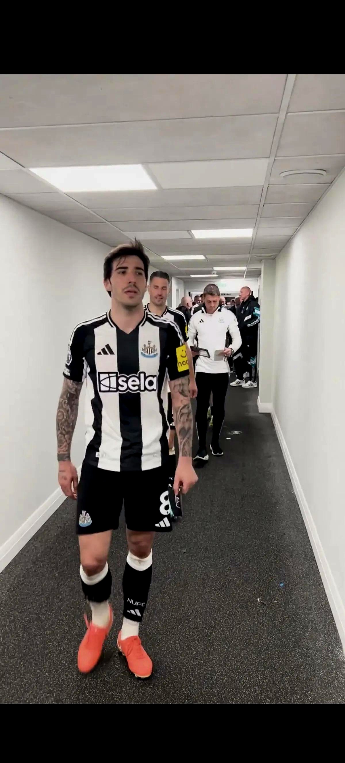 纽卡斯尔迎亚冠关键赛；冲刺阶段外线爆发；震撼外界；年轻球员得到机会的简单介绍