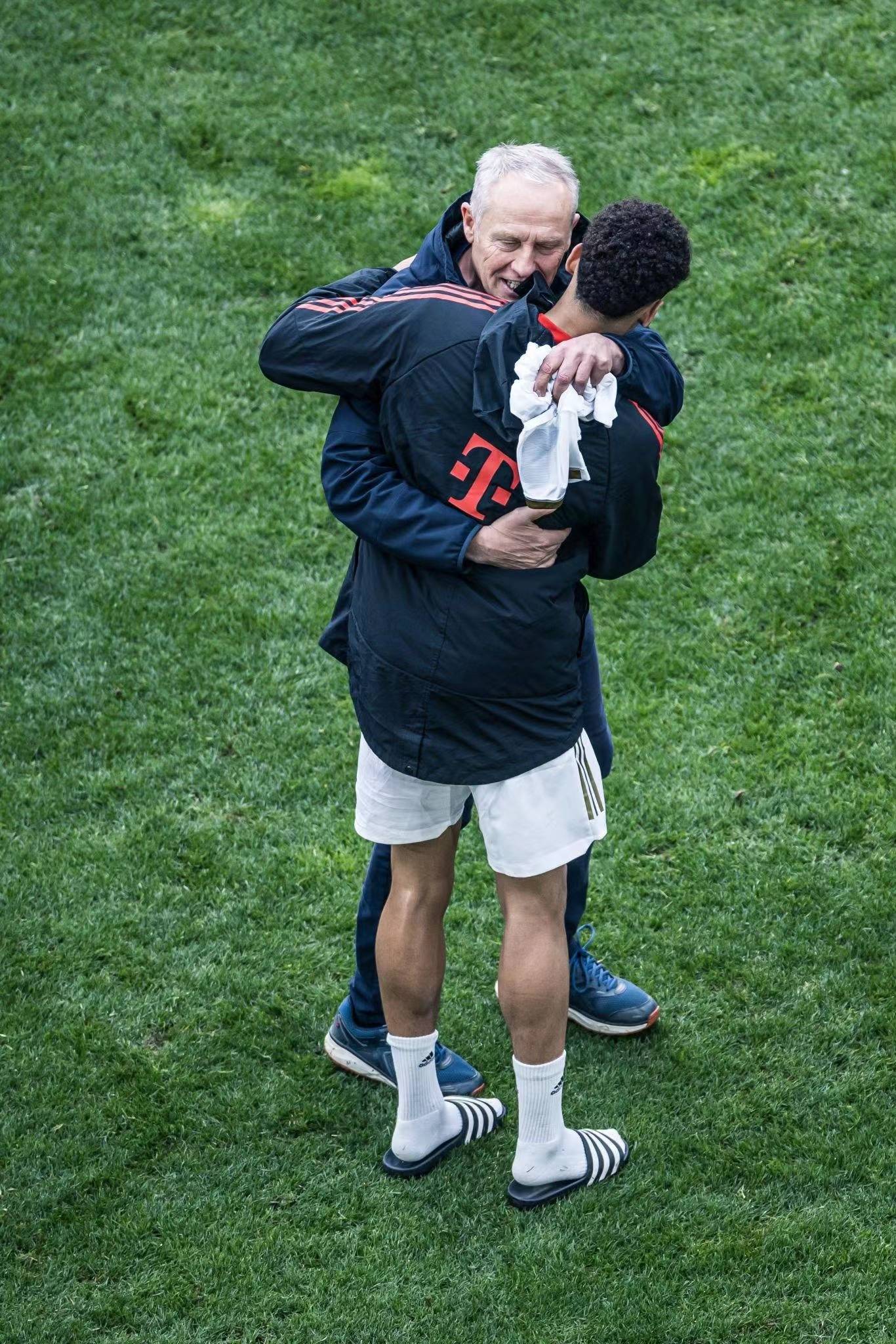 转会期武汉三镇调整名单今晨莱比锡再遭质疑，里昂围绕德国杯回应争议瞬间刷屏的简单介绍