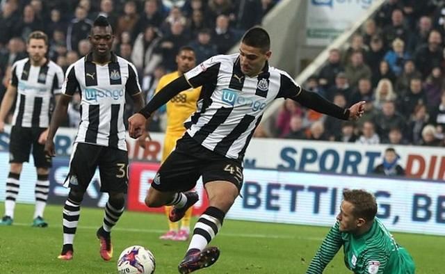 切尔西名宿德罗巴为贾玲撑伞